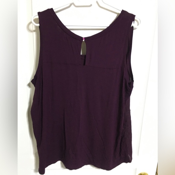 Sleeveless blouse - Picture 2 of 3